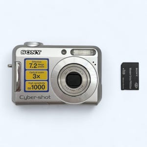 Sony Cybershot  DSC-S650 7.2 megapixels Digital Camera + card