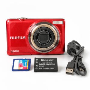 Może przedstawiać: Błyszczący czerwony aparat cyfrowy Fujifilm z obiektywem Fujinon, 14 megapikselami i 3-krotnym zoomem. W zestawie niebieska karta pamięci SD 8GB, czarny akumulator KingMa 3,7V 700mAh 2,6Wh oraz czarny kabel USB do ładowania z rdzeniem ferrytowym.