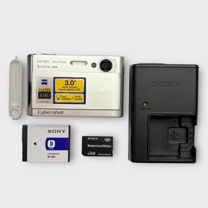 Sony Cyber-Shot DSC-T70 Digital Camera  /camera + card 2 gb