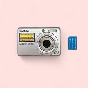 Sony Cybershot  DSC-S730 7.2 megapixels Digital Camera + card