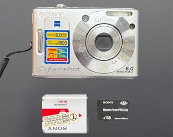 Vintage SONY Cyber-Shot W30 Digital Camera with Card