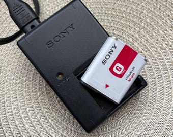 Cargador original Sony BC-CSGB para baterías NP-BG1 y cámaras Cyber-shot.
