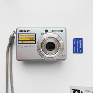 Sony Cybershot  DSC-S730 7.2 megapixels Digital Camera + card 1 gb