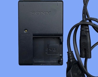 Cargador original Sony BC-CSGB para baterías NP-BG1 y cámaras Cyber-shot.
