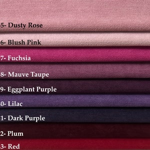 Pode incluir: Carta de amostras que mostra 9 tons diferentes de tecido roxo e rosa. Os tons s&atilde;o etiquetados com n&uacute;meros e nomes, incluindo Rosa P&oacute;, Rosa Blush, F&uacute;csia, Taupe Malva, Roxo Berinjela, Lil&aacute;s, Roxo Escuro, Ameixa e Vermelho.