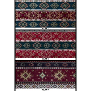 Może przedstawiać: Trzy r&oacute;żne pr&oacute;bki tkaniny z wzorami, z nadrukowanymi pod nimi napisami "Kilim 7", "Kilim 8" i "Kilim 9".