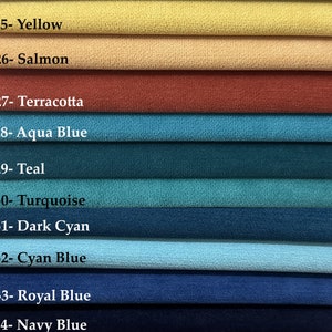 Pode incluir: Um close-up de dez amostras de tecido em diferentes cores, incluindo amarelo, salm&atilde;o, terracota, azul-&aacute;gua, azul-petr&oacute;leo, turquesa, azul-escuro, azul-ciano, azul-royal e azul-marinho. Cada amostra &eacute; etiquetada com um n&uacute;mero e um nome de cor.