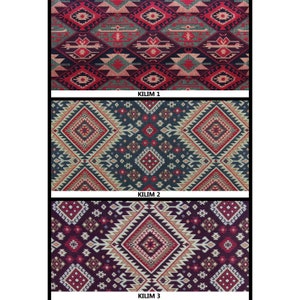 Może przedstawiać: Trzy r&oacute;żne kilimy z geometrycznymi wzorami w kolorze czerwonym, czarnym i białym. Kilimy są oznaczone jako "Kilim 1", "Kilim 2" i "Kilim 3".