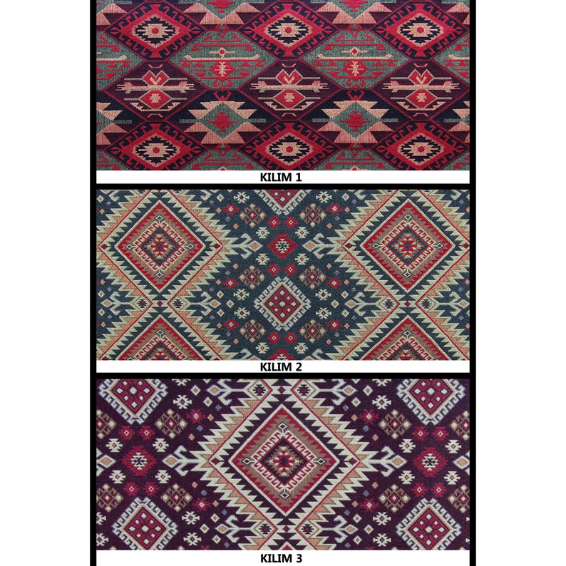 Może przedstawiać: Trzy r&oacute;żne kilimy z geometrycznymi wzorami w kolorze czerwonym, czarnym i białym. Kilimy są oznaczone jako "Kilim 1", "Kilim 2" i "Kilim 3".