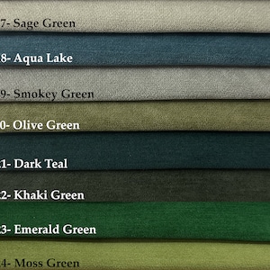 Pode incluir: Um close-up de oito amostras de tecido em diferentes tons de verde, azul e cinza. As amostras s&atilde;o etiquetadas com n&uacute;meros e nomes, incluindo Sage Green, Aqua Lake, Smokey Green, Olive Green, Dark Teal, Khaki Green, Emerald Green e Moss Green.