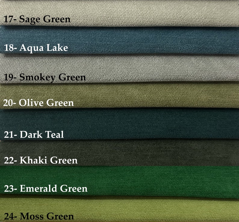 Pode incluir: Um close-up de oito amostras de tecido em diferentes tons de verde, azul e cinza. As amostras s&atilde;o etiquetadas com n&uacute;meros e nomes, incluindo Sage Green, Aqua Lake, Smokey Green, Olive Green, Dark Teal, Khaki Green, Emerald Green e Moss Green.