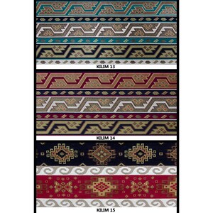 Może przedstawiać: Trzy r&oacute;żne ozdobne taśmy z tkaniny z wzorami, z nadrukowanymi pod nimi napisami "KILIM 13", "KILIM 14" i "KILIM 15".