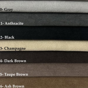 Pode incluir: Close-up de sete amostras de tecido em diferentes cores, incluindo cinza, antracite, preto, champanhe, marrom escuro, marrom taupe e marrom cinza. Cada amostra &eacute; etiquetada com um n&uacute;mero e um nome de cor.