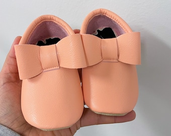 Peach Bow Moccs| baby moccasins, baby soft sole shoe, baby crib shoes,, baby shoes, soft sole moccasins