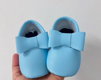 Hemelsblauwe strikmoccs| babymocassins, babyschoenen met zachte zool, babywiegschoenen, babyschoentjes, mocassins met zachte zool