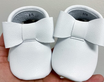 White Bow Moccs| baby moccasins, baby soft sole shoe, baby crib shoes,, baby shoes, soft sole moccasins