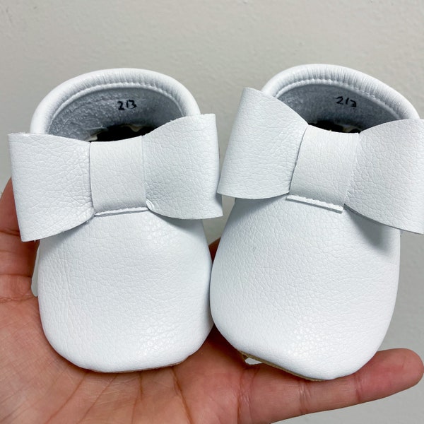 White Bow Moccs| baby moccasins, baby soft sole shoe, baby crib shoes,, baby shoes, soft sole moccasins