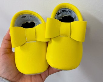 Sunshine Bow Moccs| baby moccasins, baby soft sole shoe, baby crib shoes,, baby shoes, soft sole moccasins