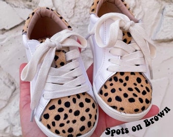 Spots on brown - Sneakers w Laces