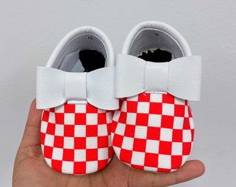 Red and white checkred bow Bow Moccs| baby moccasins, baby soft sole shoe, baby crib shoes,, baby shoes, soft sole moccasins