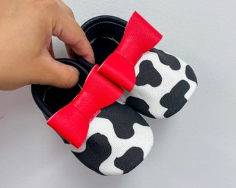 Mocasines de bebé con estampado de vaca y lazo rojo: elegantes zapatos de bebé inspirados en animales de granja, suela suave para primavera.