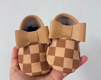 Chestnut Checkered Bow Moccs| baby moccasins, baby soft sole shoe, baby crib shoes,, baby shoes, soft sole moccasins