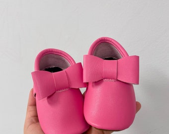 Dark Pink Bow Moccs| baby moccasins, baby soft sole shoe, baby crib shoes,, baby shoes, soft sole moccasins