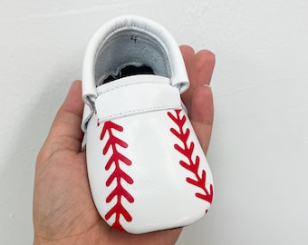 Mocassins de baseball | mocassins pour bébé, chaussure bébé à semelle souple, chaussures pour lit de bébé, chaussures bébé, mocassins à semelle souple