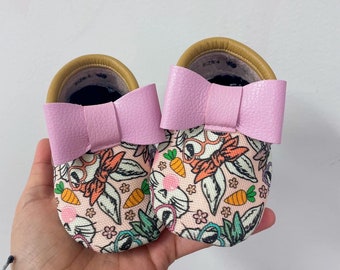 Pink Bow Bunnies Bow Moccs| baby moccasins, baby soft sole shoe, baby crib shoes,, baby shoes, soft sole moccasins