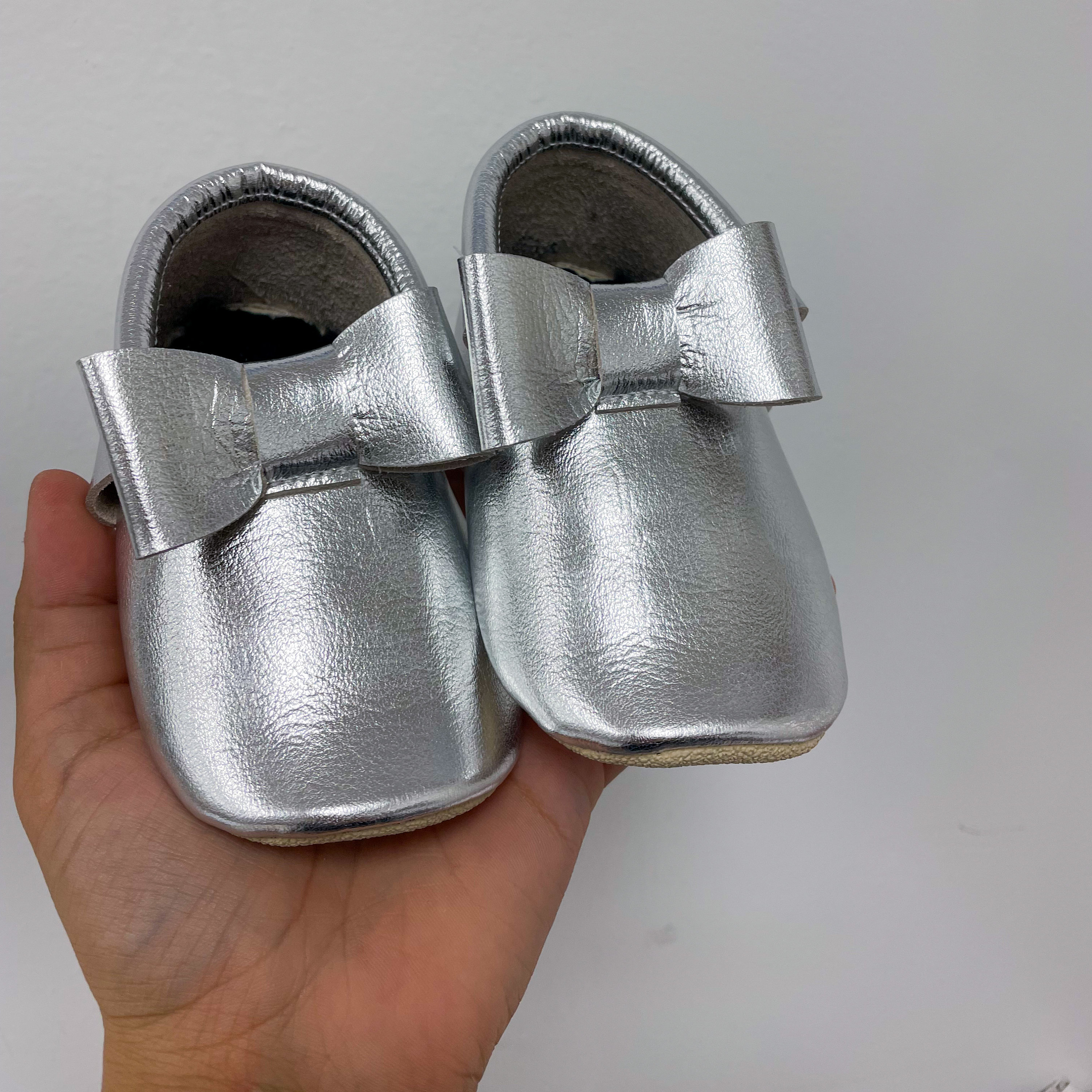 Metallic SIlver Bow Moccs Texas Moccs Handmade Baby Moccasins - Soft Sole Infants' BootiesSpring