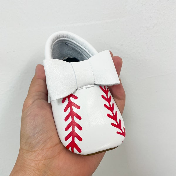 Baseball Bow Moccs| baby moccasins, baby soft sole shoe, baby crib shoes,, baby shoes, soft sole moccasins