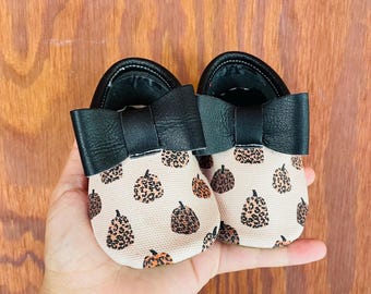 Leopard Pumpkins Bow Moccs| Texas Moccs Handmade Baby Moccasins - Soft Sole Infants' Booties