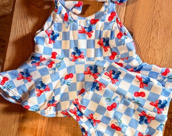 Cherry Gingham Schößchen Top & Bummie Set | Baby Mädchen Sommer Outfit | Blau kariertes Kirsch-Outfit | Handgefertigte Boutique Kleinkind Kleidung