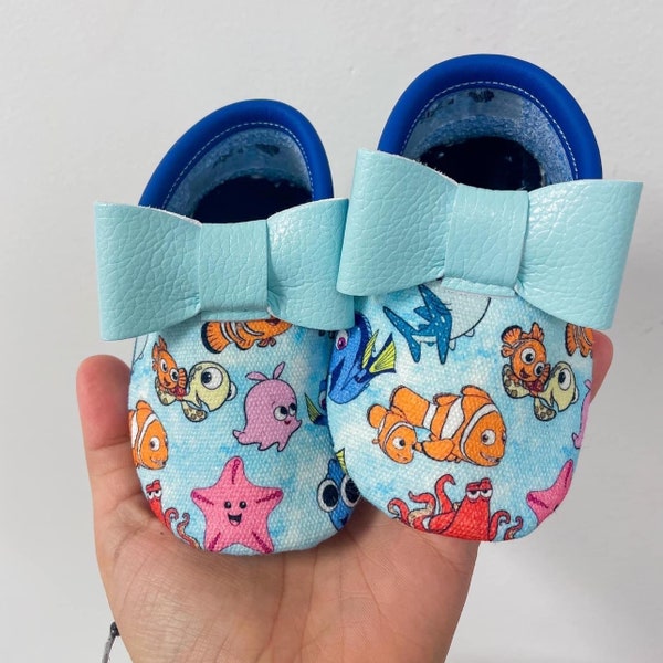 P Sherman Bow Moccs| baby moccasins, baby soft sole shoe, baby crib shoes,, baby shoes, soft sole moccasins