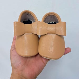 Chestnut Bow Moccs| baby moccasins, baby soft sole shoe, baby crib shoes,, baby shoes, soft sole moccasins