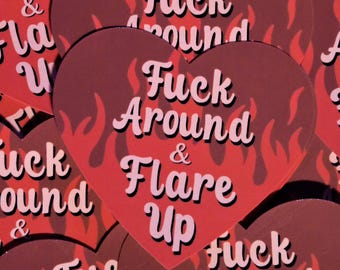 Pegatina de vinilo con forma de corazón "Fuck Around & Flare Up"