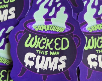 Pegatina "Something Wicked This Way Cums" / Bruja sexy y espeluznante / Halloween gótico queer / Terror perverso
