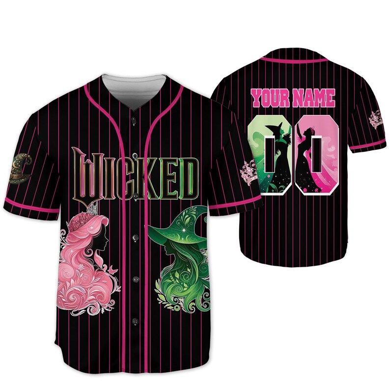 Pu&ograve; includere: Maglia da baseball nera con gessati e dettagli rosa. La parte anteriore presenta la parola "WICKED" in un font stilizzato, insieme alle sagome di due personaggi. Il retro ha spazio per un nome e un numero, con sagome di personaggi.
