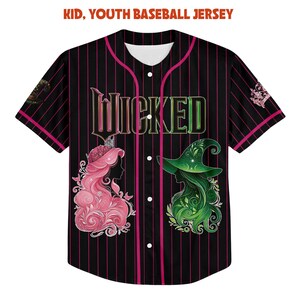Pu&ograve; includere: Maglia da baseball nera con gessati rosa e la scritta "WICKED" in oro e verde. Presenta sagome di una principessa e una strega. Il testo "KID, YOUTH BASEBALL JERSEY" &egrave; in alto.