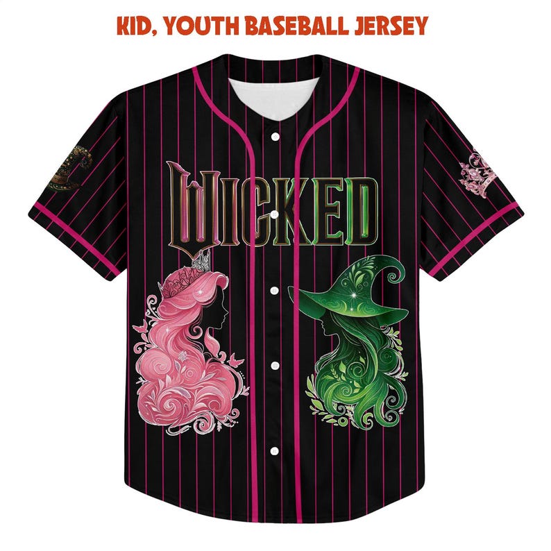 Pu&ograve; includere: Maglia da baseball nera con gessati rosa e la scritta "WICKED" in oro e verde. Presenta sagome di una principessa e una strega. Il testo "KID, YOUTH BASEBALL JERSEY" &egrave; in alto.