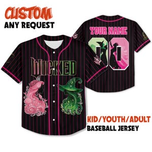 Pu&ograve; includere: Maglia da baseball nera con gessati rosa, con la scritta "WICKED" in verde e rosa. La parte anteriore mostra sagome rosa e verdi. Il retro ha "YOUR NAME" e un numero. Il testo recita "CUSTOM ANY REQUEST" e "KID/YOUTH/ADULT BASEBALL JERSEY."