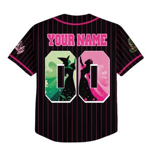 Pu&ograve; includere: Maglia da baseball nera con gessati e finiture rosa. La parte posteriore presenta la scritta "YOUR NAME" sopra il numero "00" con sagome di due personaggi. Le maniche hanno toppe decorative.