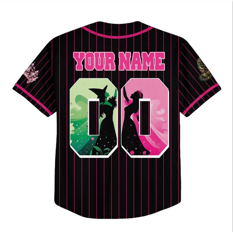 Pu&ograve; includere: Maglia da baseball nera con gessati e finiture rosa. La parte posteriore presenta la scritta "YOUR NAME" sopra il numero "00" con sagome di due personaggi. Le maniche hanno toppe decorative.