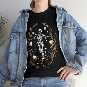 Camisa elegante de esqueleto de dança preta, camiseta de Halloween, presente de Halloween, esqueleto de dança em flores, camiseta de flor, Boho Cottagecore Celestial