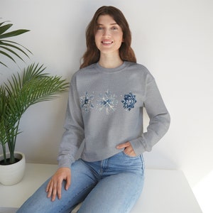Gray Winter Snowflake Crewneck Sweatshirt, Snow Cotton Sweatshirt, Snowflake Sweater, Winter Sweatshirt, Winter Holiday Gift Christmas Gift