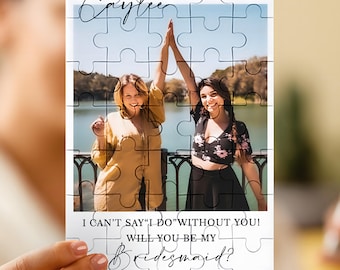 Könnte beinhalten: Ein weißes Puzzle mit einem Foto von zwei Frauen, mit dem Text "Caylee" in Kursivschrift oben. Das Puzzle enthält den Text "I CAN'T SAY 'I DO' WITHOUT YOU! WILL YOU BE MY Bridesmaid?"