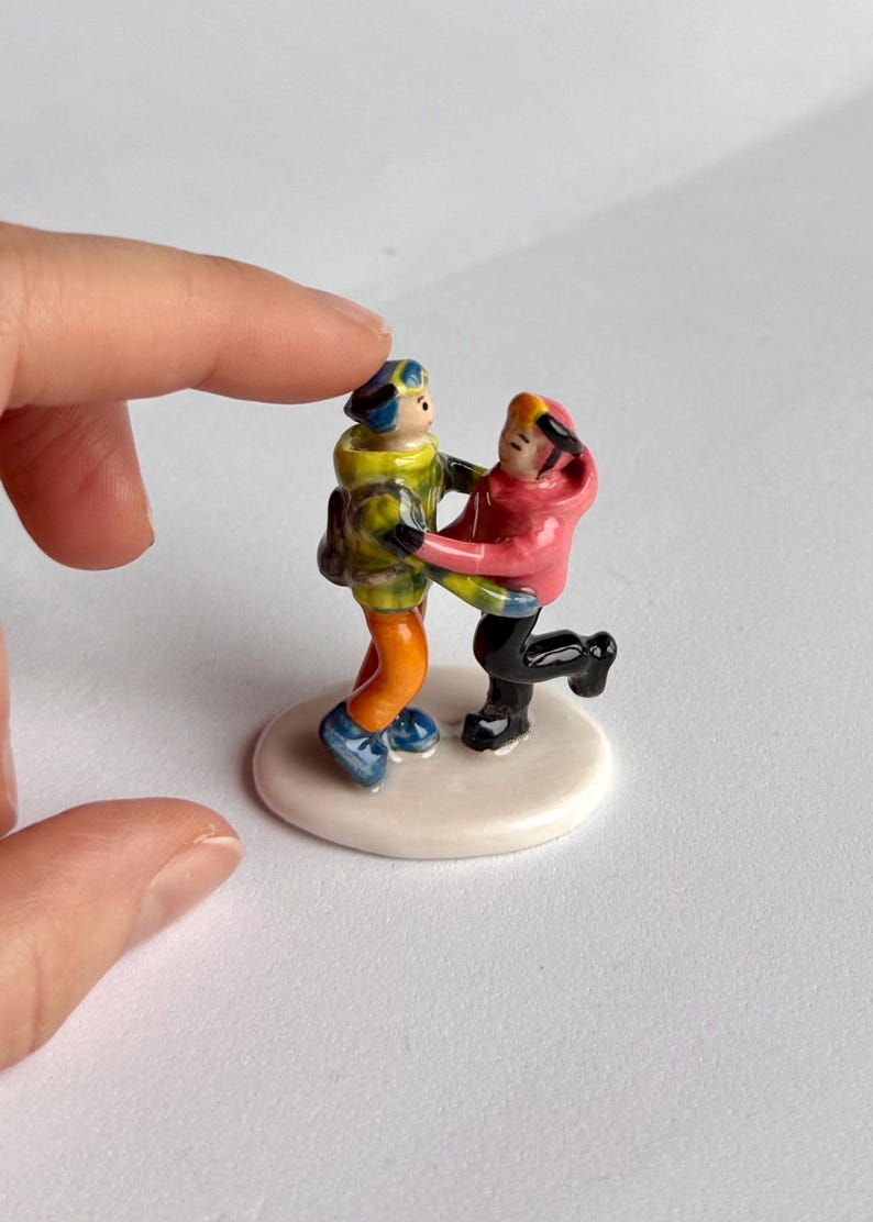 Custom-made clay figure representing people or pets, detailed handcrafted ceramic artwork