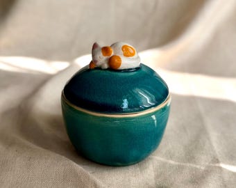 Joyero de cerámica hecho a mano con tapa de gato durmiendo - Contenedor redondo para joyas