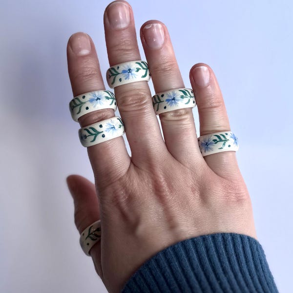 Anello in ceramica fatto a mano con decorazione a fiordaliso, anello a fascia in stile folk, gioiello di ispirazione ucraina, anello floreale unico e di grande effetto.