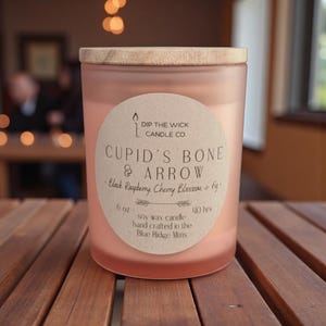 Vela perfumada "Hueso y Flecha de Cupido" - Aroma a azúcar moreno, higo y flores, vela para San Valentín, regalo para enamorados, vela divertida, etiqueta personalizable
